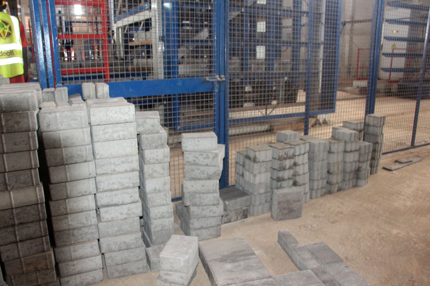 Pavés béton en stock · usine de Tori