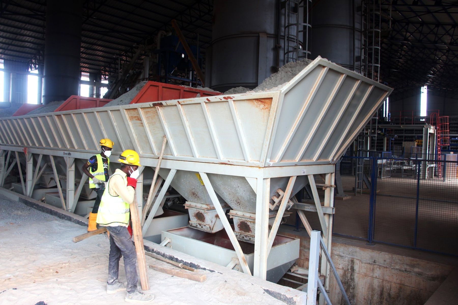 Trémies de dosage des granulats · usine de Tori
